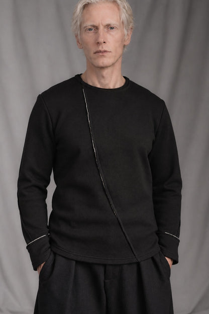 eigensinnig wien | Djadek | Extravaganter schwarzer Designer-Wollpullover mit avantgardistischer Silhouette