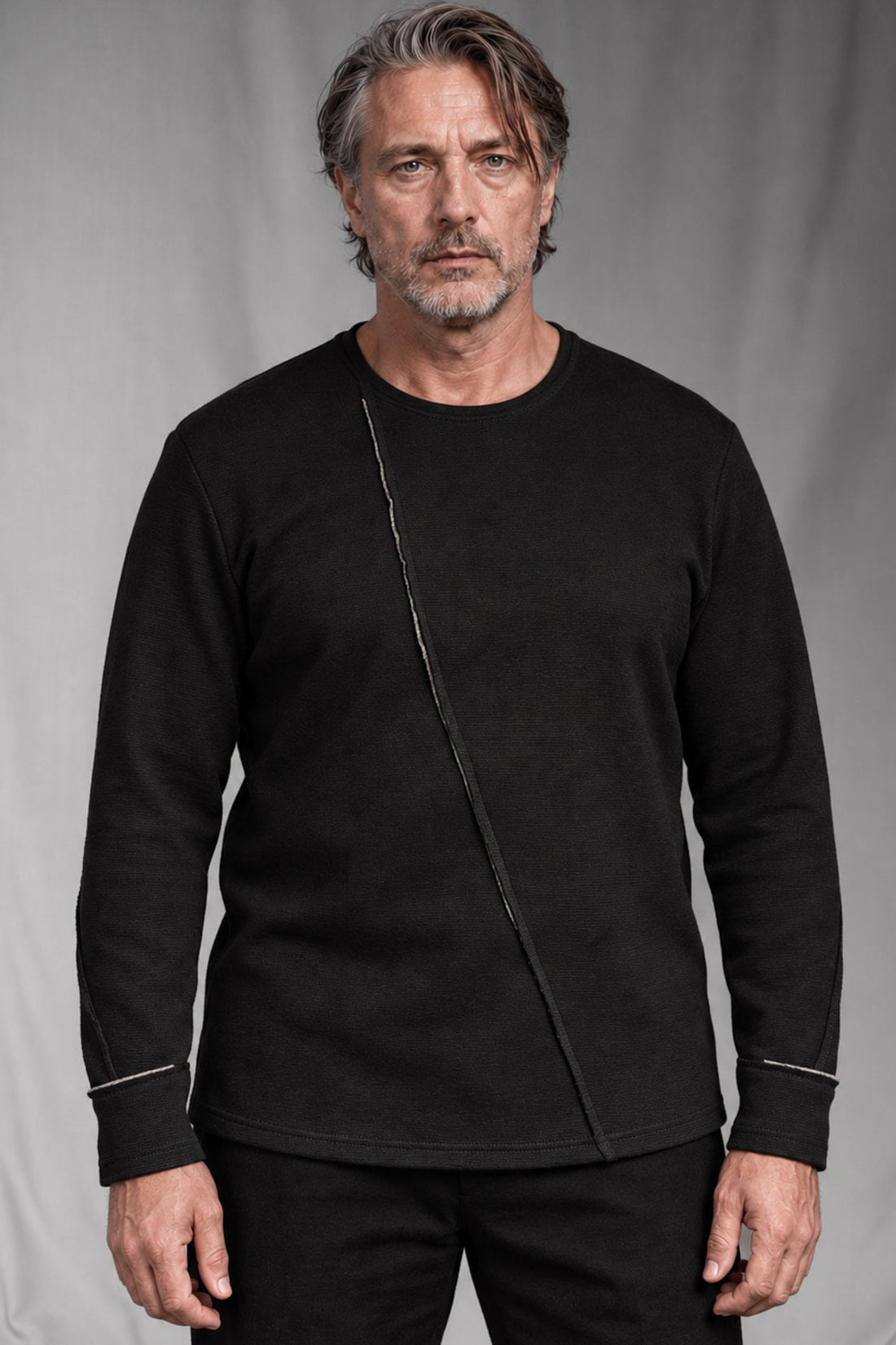 eigensinnig wien | Djadek | Extravaganter schwarzer Designer-Wollpullover mit avantgardistischer Silhouette