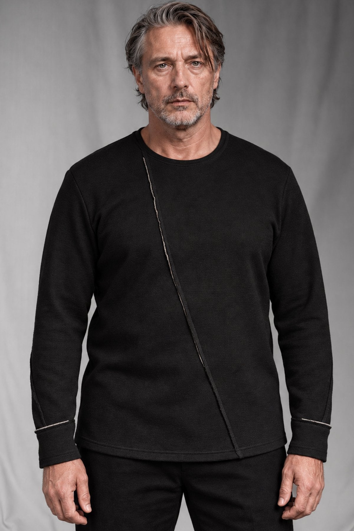 eigensinnig wien | Djadek | Extravaganter schwarzer Designer-Wollpullover mit avantgardistischer Silhouette