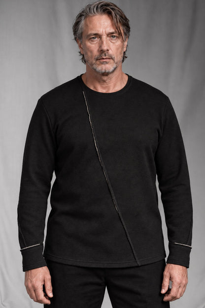eigensinnig wien | Djadek | Extravaganter schwarzer Designer-Wollpullover mit avantgardistischer Silhouette