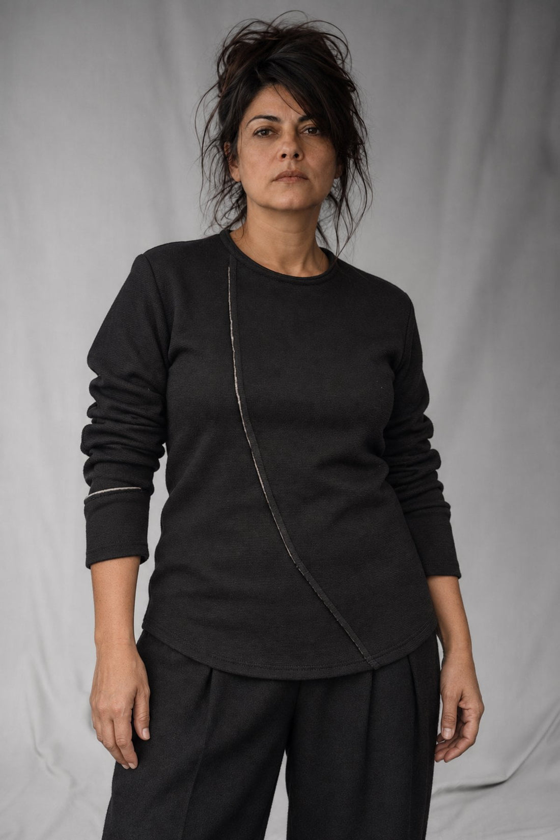 eigensinnig wien | Djadek | Extravaganter schwarzer Designer-Wollpullover mit avantgardistischer Silhouette