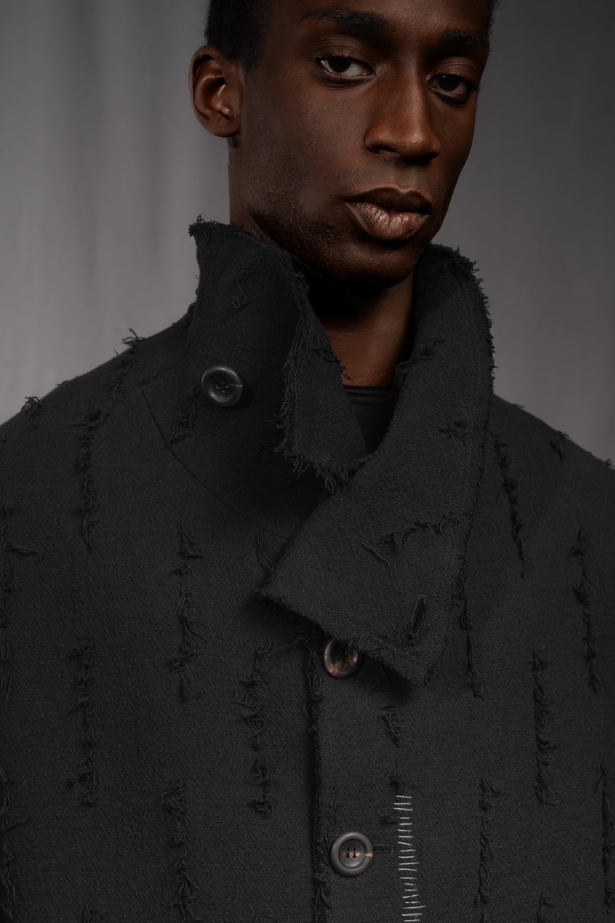 eigensinnig wien | Edgar | Nonkonformistischer Designer Herrenmantel aus grauer Baumwolle