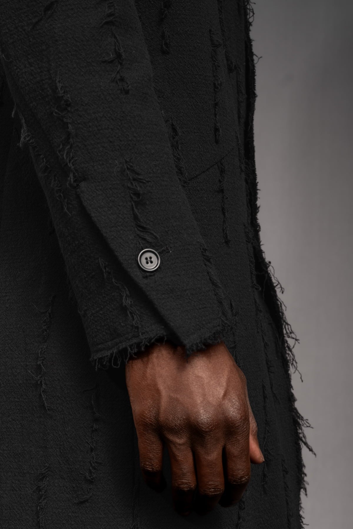 eigensinnig wien | Edgar | Nonkonformistischer Designer Herrenmantel aus grauer Baumwolle