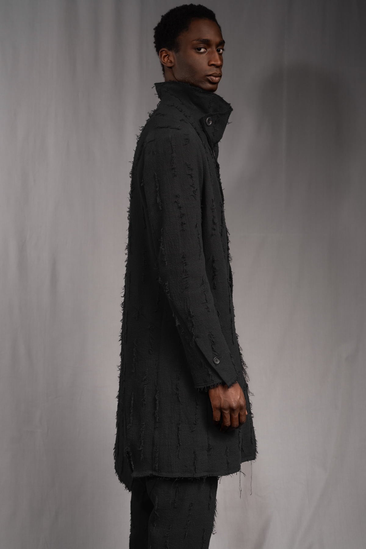 eigensinnig wien | Edgar | Nonkonformistischer Designer Herrenmantel aus grauer Baumwolle