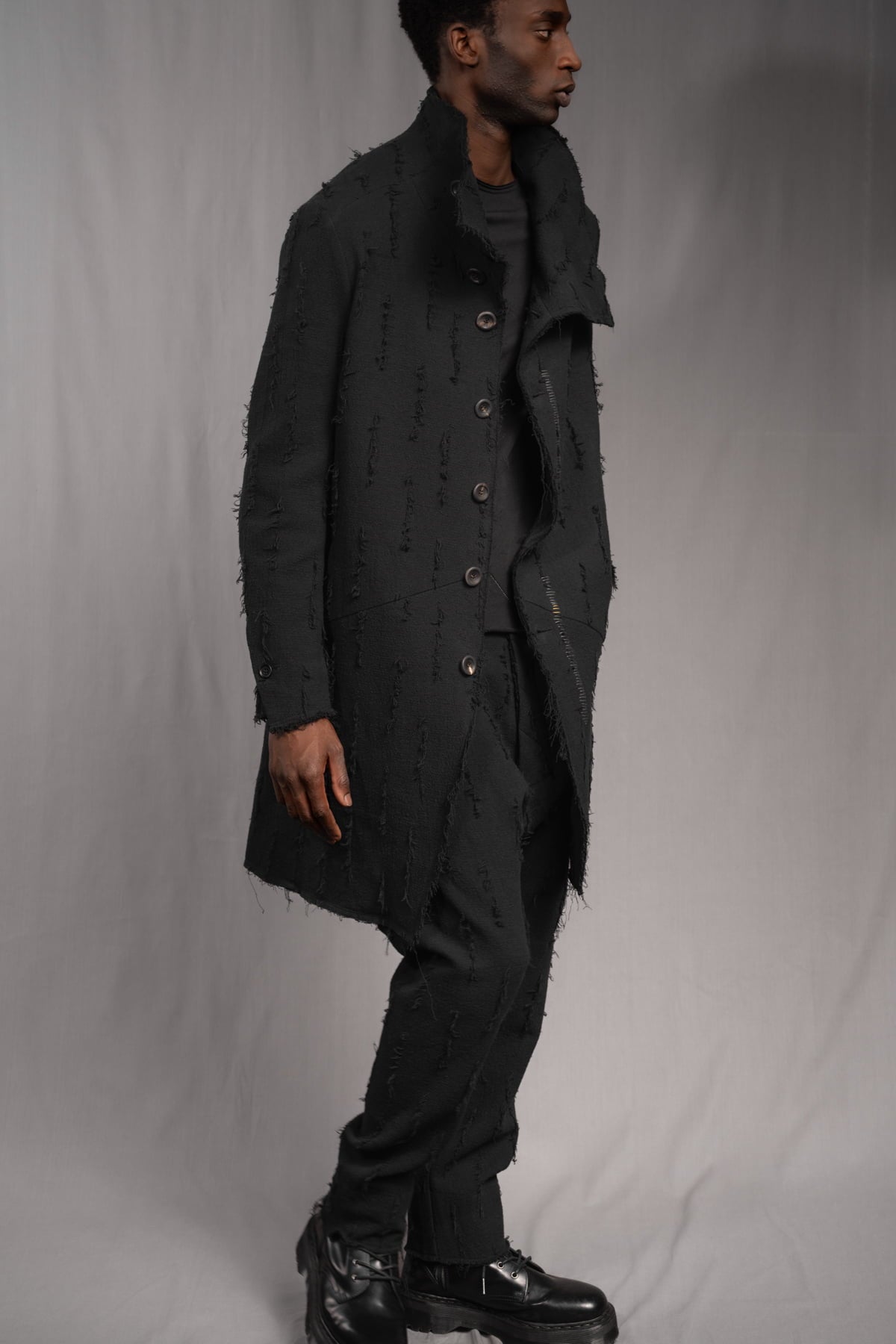 eigensinnig wien | Edgar | Nonkonformistischer Designer Herrenmantel aus grauer Baumwolle