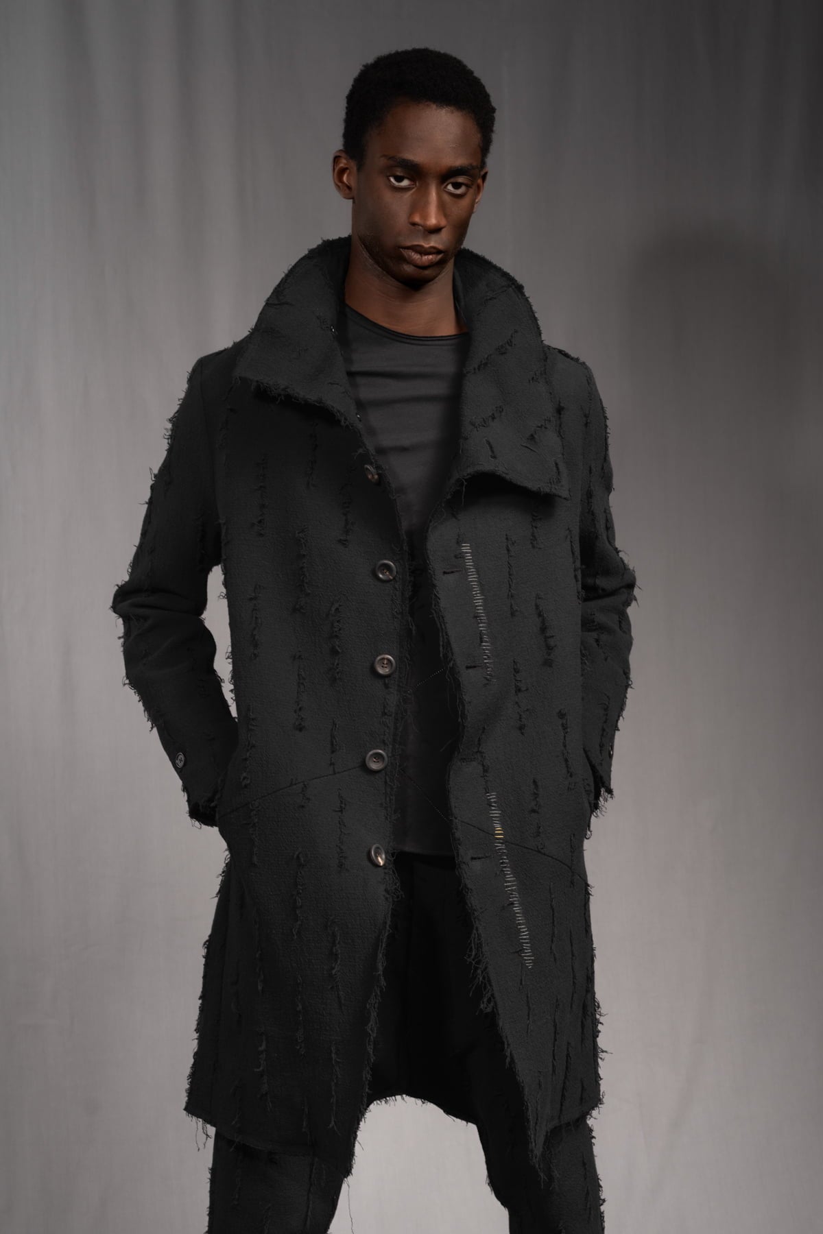 eigensinnig wien | Edgar | Nonkonformistischer Designer Herrenmantel aus grauer Baumwolle