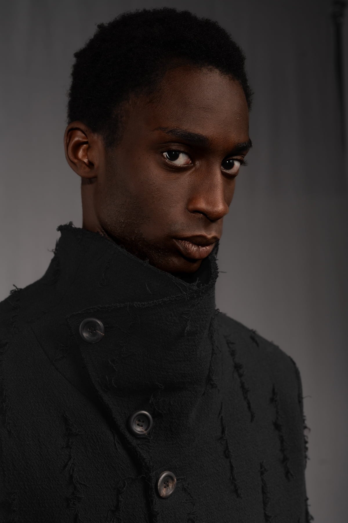 eigensinnig wien | Edgar | Nonkonformistischer Designer Herrenmantel aus grauer Baumwolle