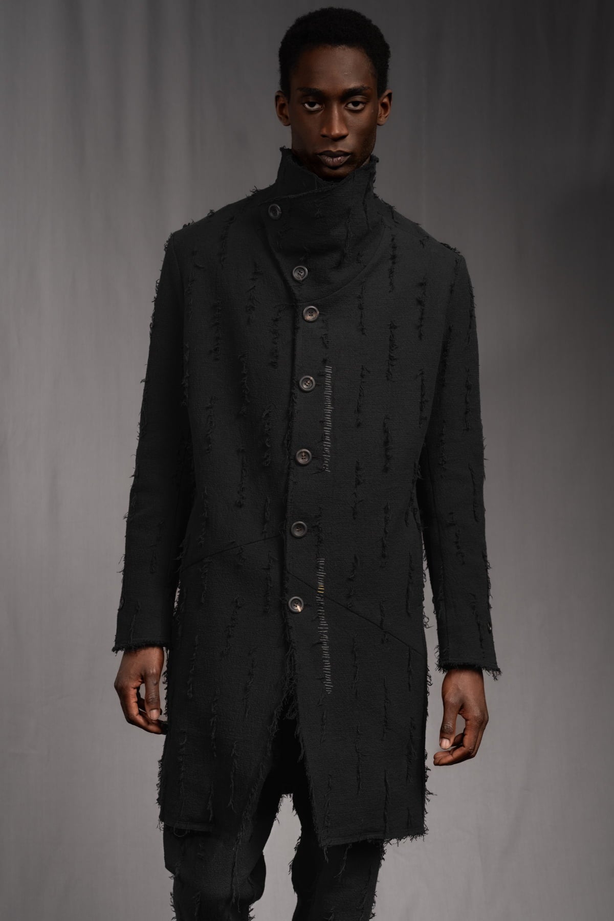 eigensinnig wien | Edgar | Nonkonformistischer Designer Herrenmantel aus grauer Baumwolle