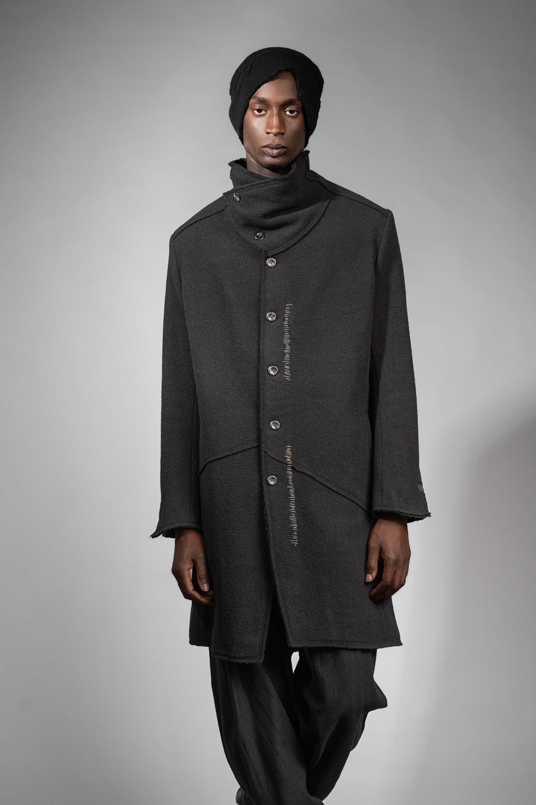 eigensinnig wien | Edgar | Schwarzer Designer Herren-Wollmantel mit Stehkragen für den Winter
