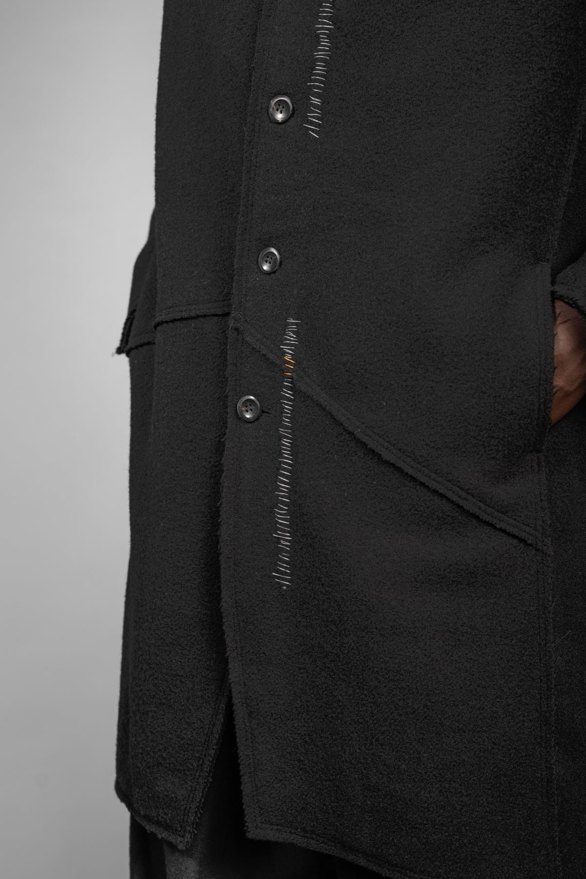 eigensinnig wien | Edgar | Schwarzer Designer Herren-Wollmantel mit Stehkragen für den Winter