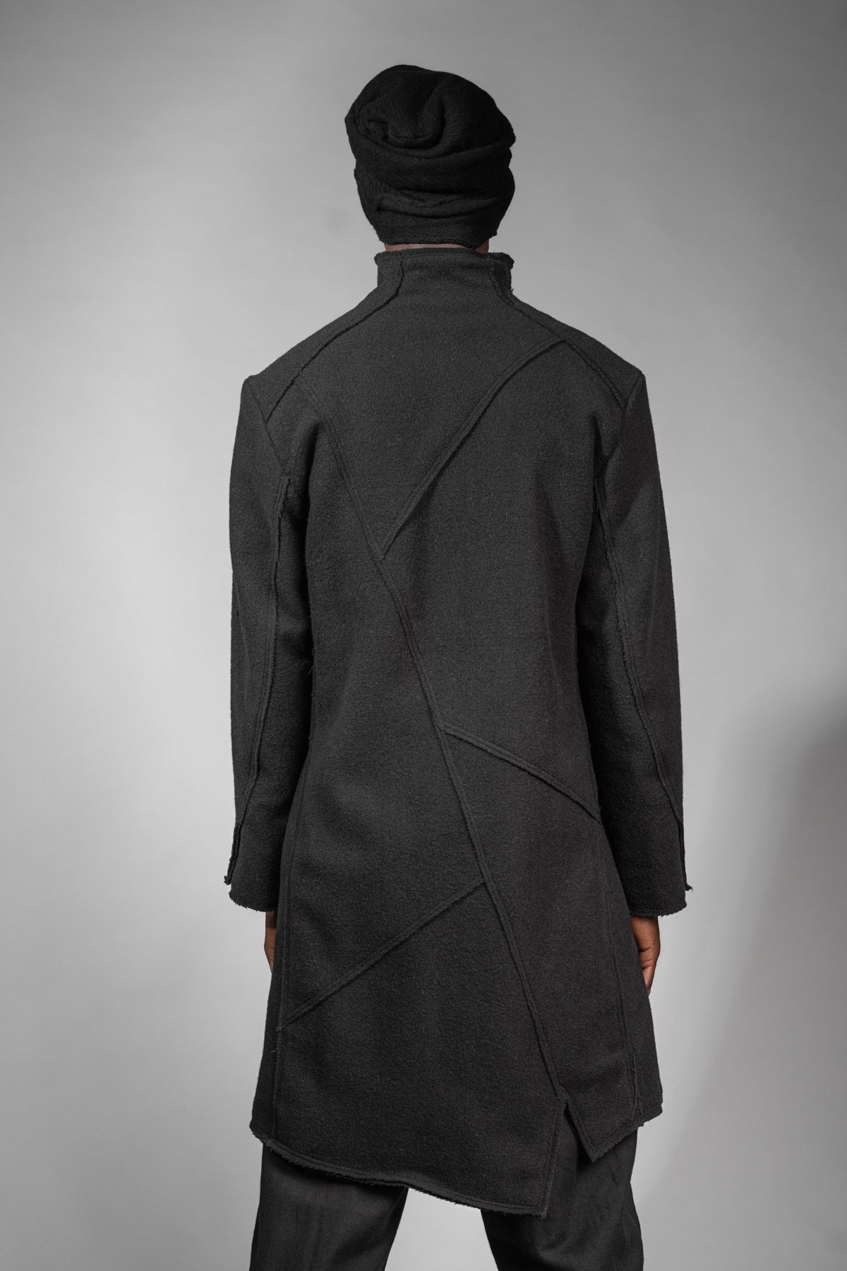 eigensinnig wien | Edgar | Schwarzer Designer Herren-Wollmantel mit Stehkragen für den Winter