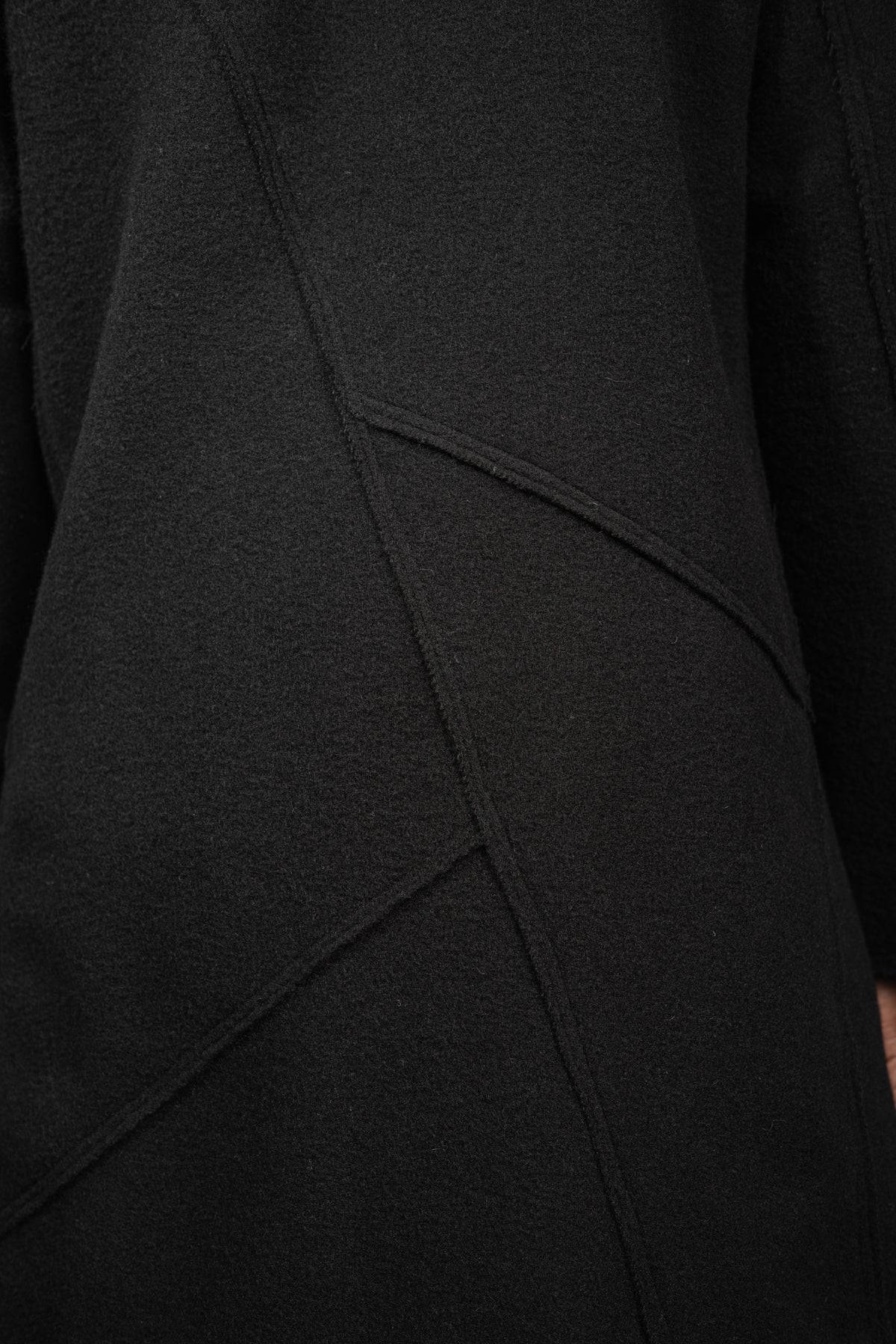 eigensinnig wien | Edgar | Schwarzer Designer Herren-Wollmantel mit Stehkragen für den Winter