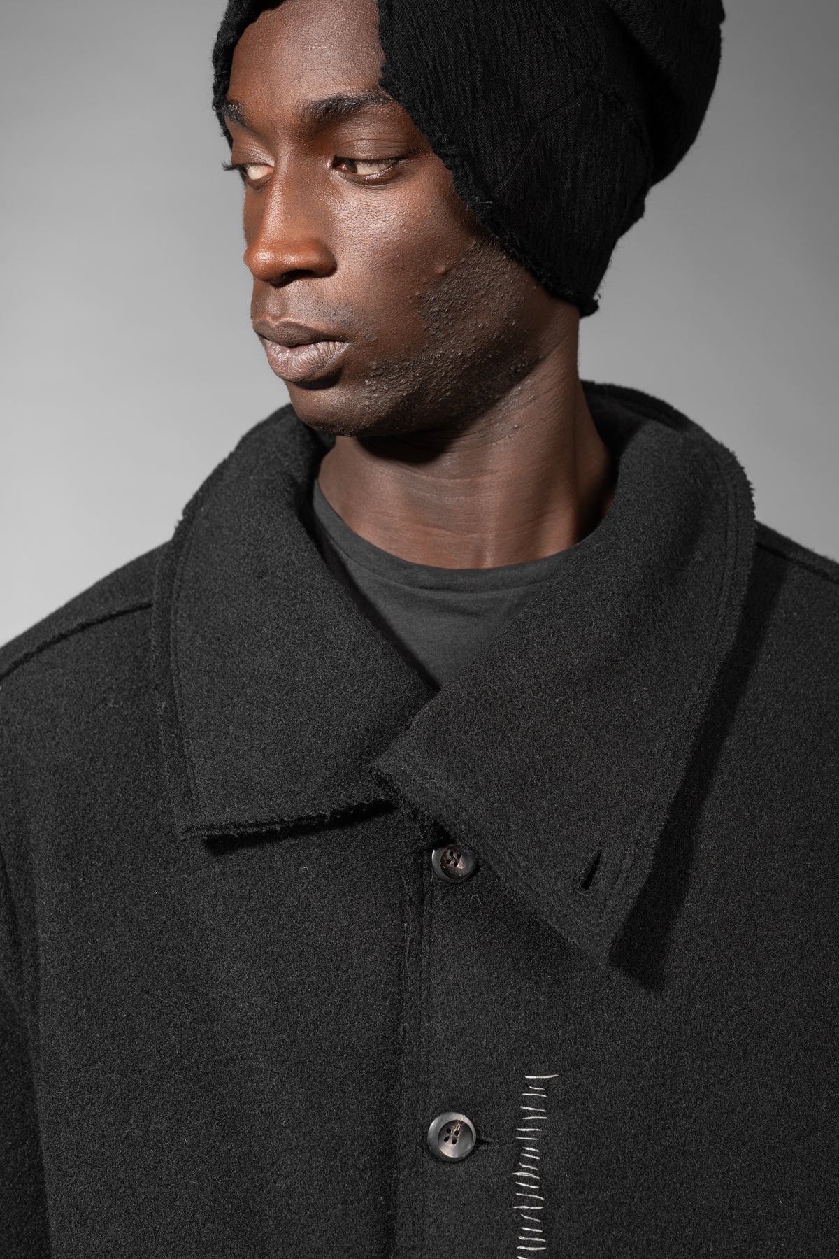 eigensinnig wien | Edgar | Schwarzer Designer Herren-Wollmantel mit Stehkragen für den Winter