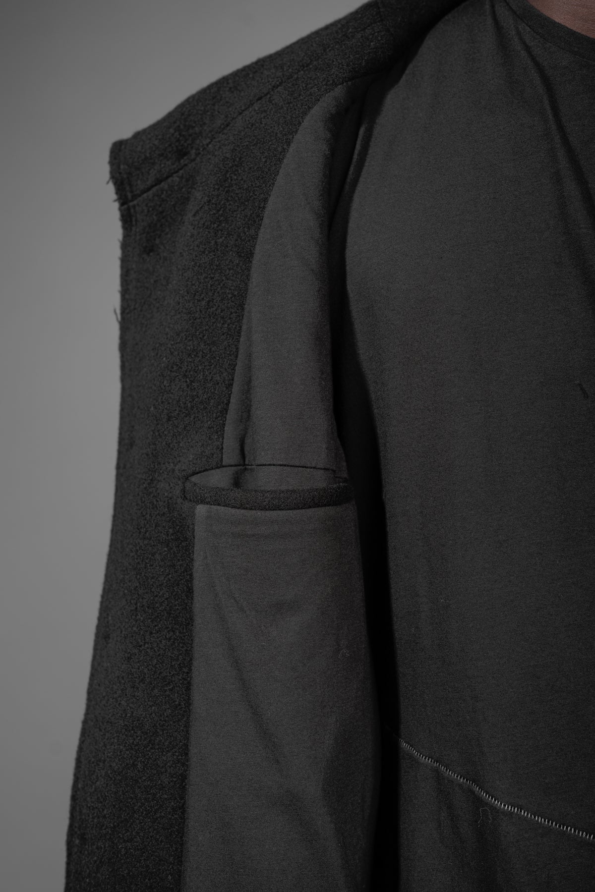 eigensinnig wien | Edgar | Schwarzer Designer Herren-Wollmantel mit Stehkragen für den Winter