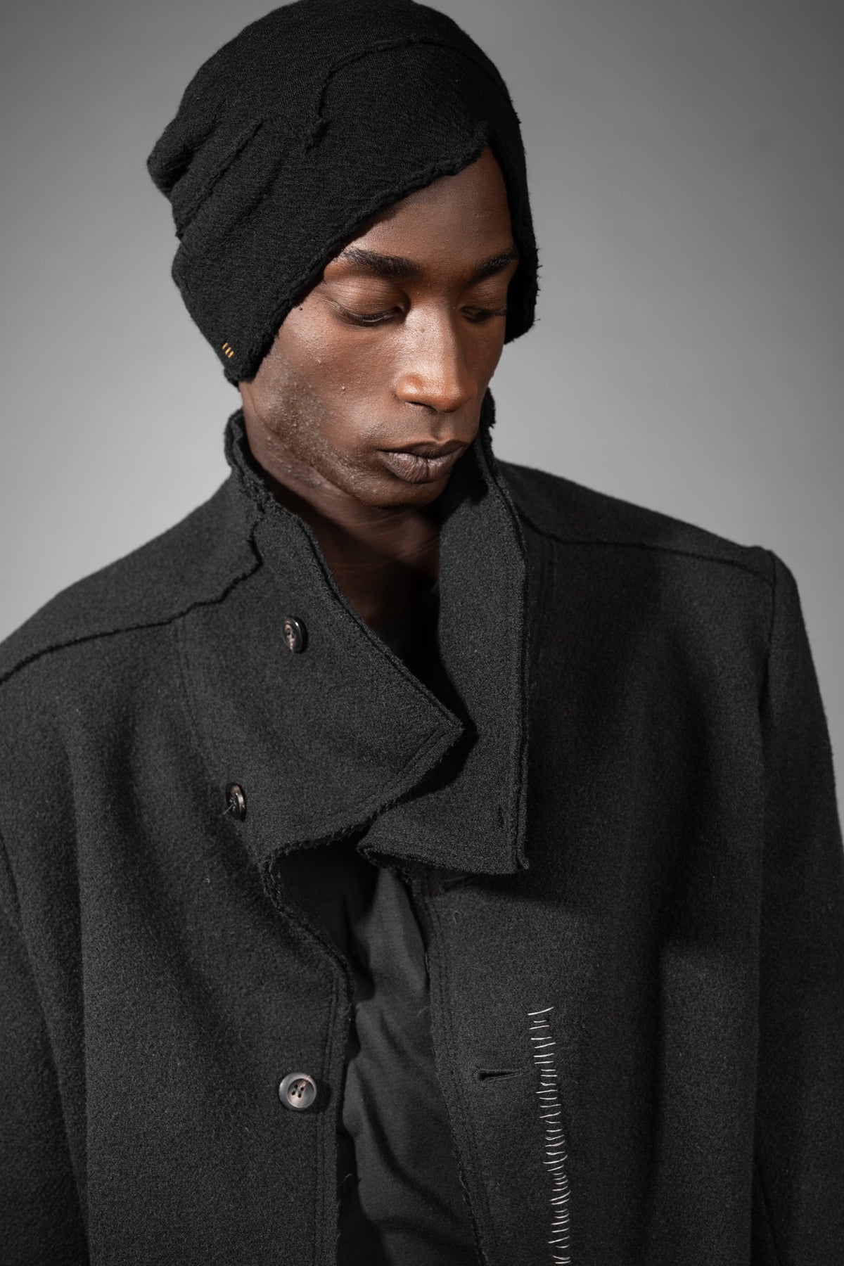 eigensinnig wien | Edgar | Schwarzer Designer Herren-Wollmantel mit Stehkragen für den Winter