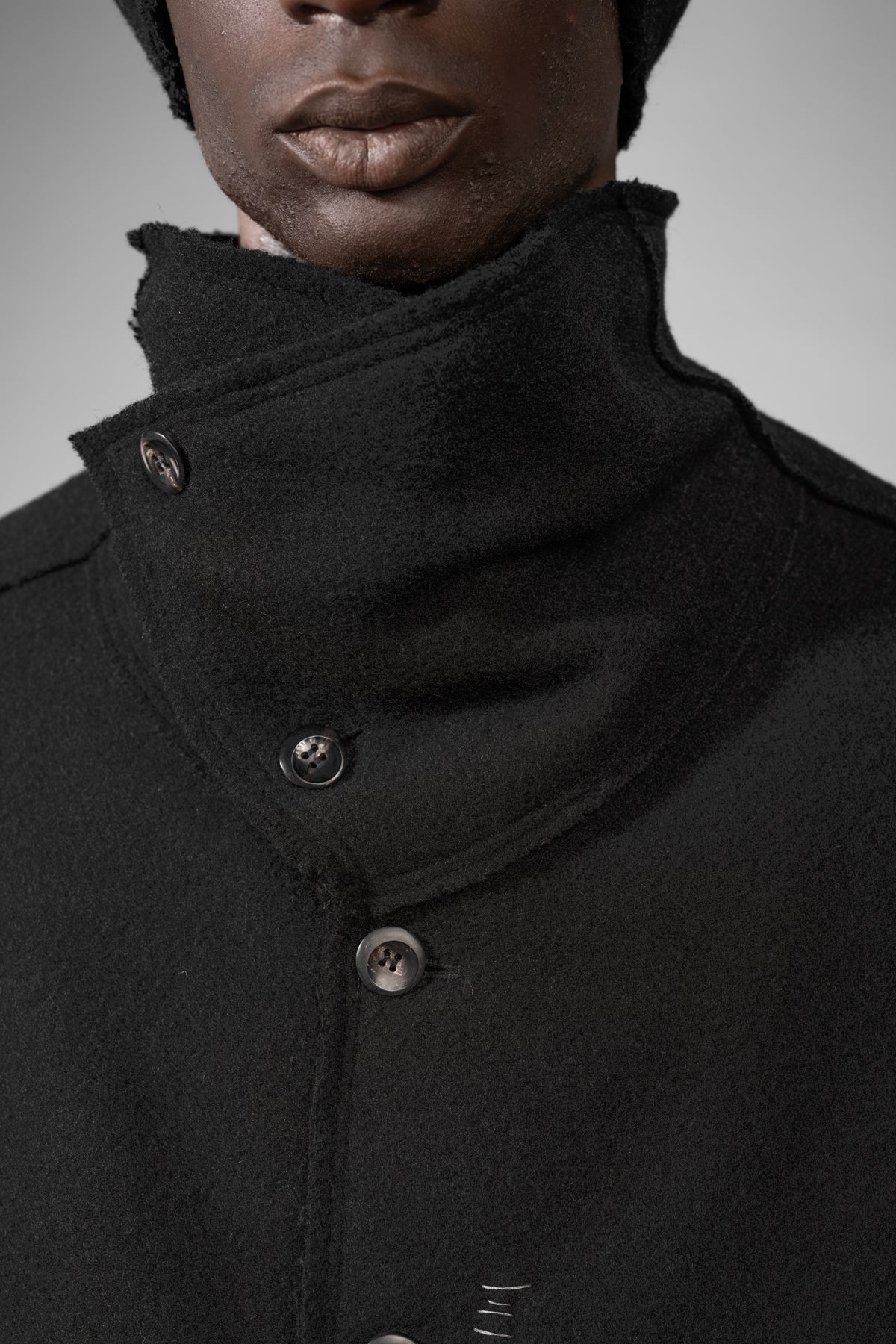 eigensinnig wien | Edgar | Schwarzer Designer Herren-Wollmantel mit Stehkragen für den Winter