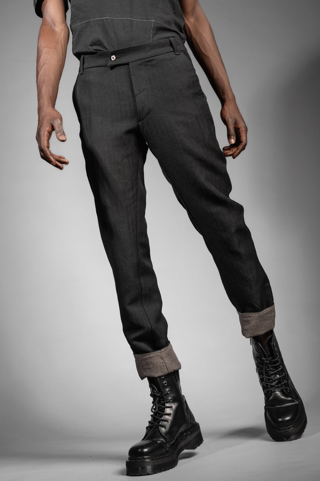 eigensinnig wien | Egger | Schwarze Designer Herren Streifen-Hose aus japanischem Wolle-Leinen-Mix