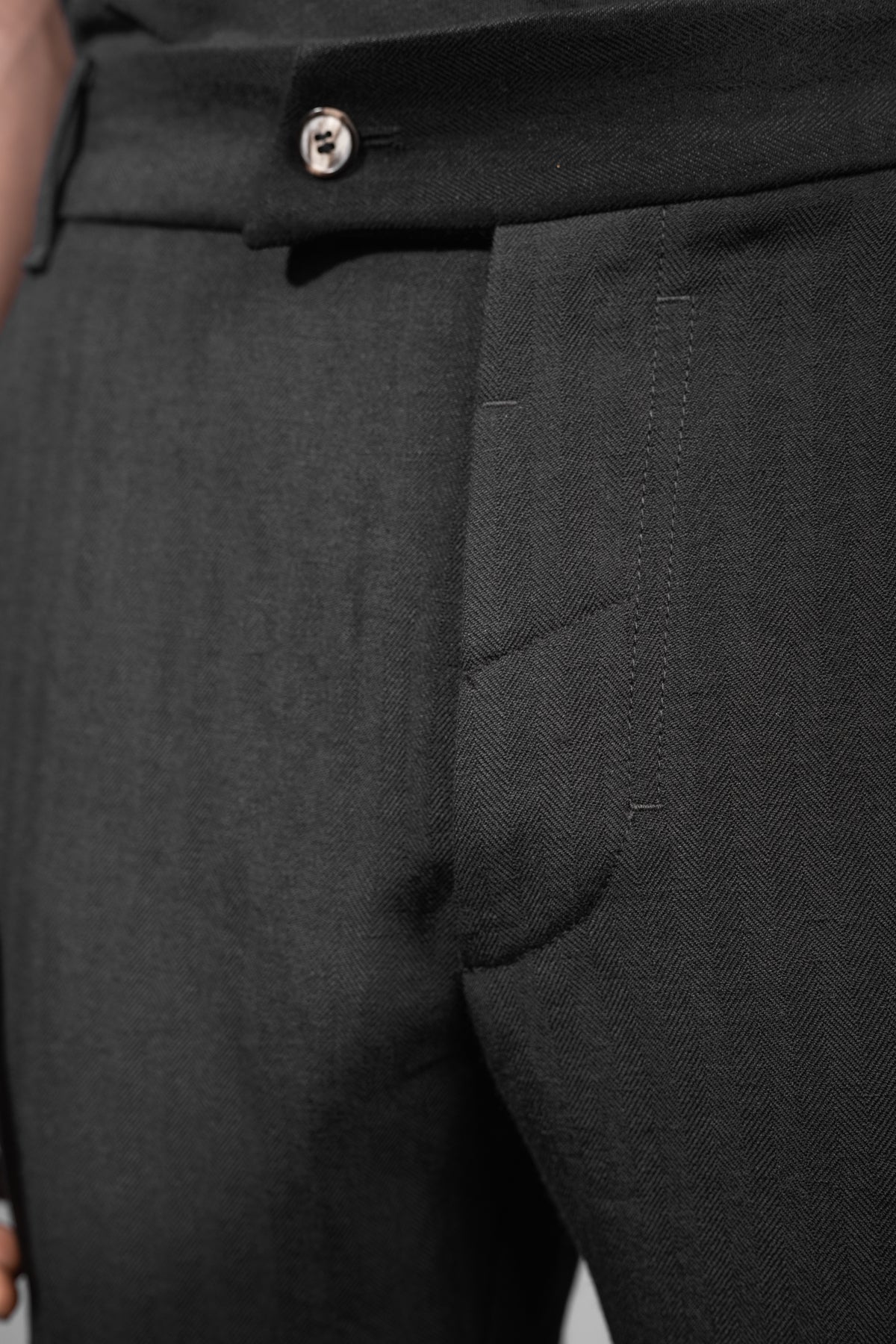 eigensinnig wien | Egger | Schwarze Designer Herren Streifen-Hose aus japanischem Wolle-Leinen-Mix