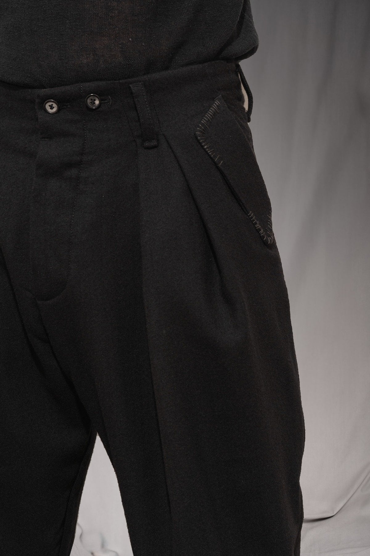 eigensinnig wien | EgoMis | Avantgardistischer Herren-Wollanzug mit Mao-Kragen-Sakko und Tapered-Fit Bundfaltenhose