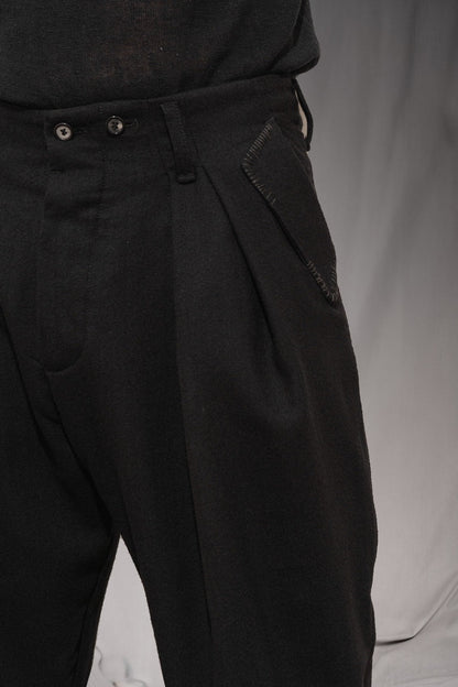 eigensinnig wien | EgoMis | Avantgardistischer Herren-Wollanzug mit Mao-Kragen-Sakko und Tapered-Fit Bundfaltenhose