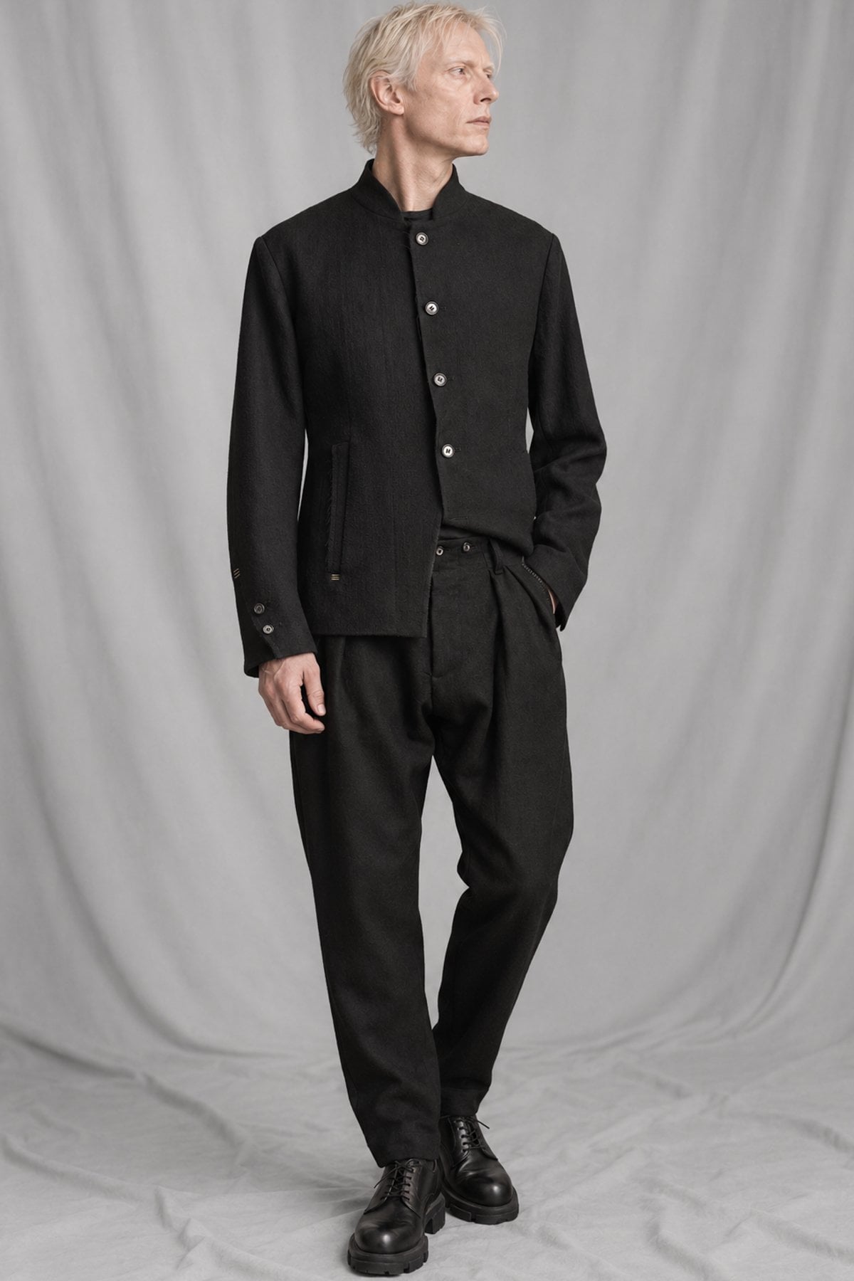 eigensinnig wien | EgoMis | Avantgardistischer Herren-Wollanzug mit Mao-Kragen-Sakko und Tapered-Fit Bundfaltenhose