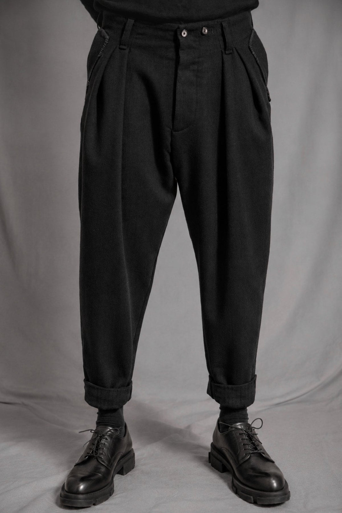 eigensinnig wien | Egon | Schwarze Designer-Wollhose mit Bundfalten und Tapered Fit