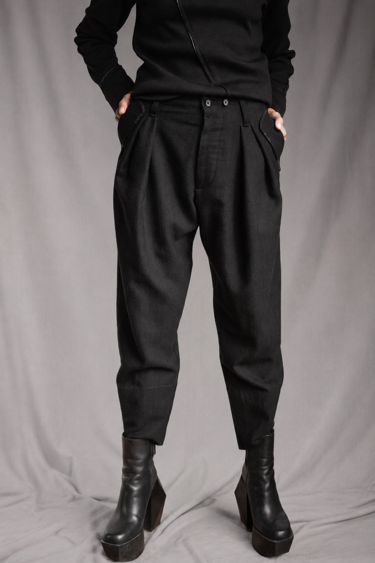 eigensinnig wien | Egon | Schwarze Designer-Wollhose mit Bundfalten und Tapered Fit