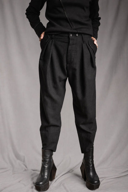 eigensinnig wien | Egon | Schwarze Designer-Wollhose mit Bundfalten und Tapered Fit