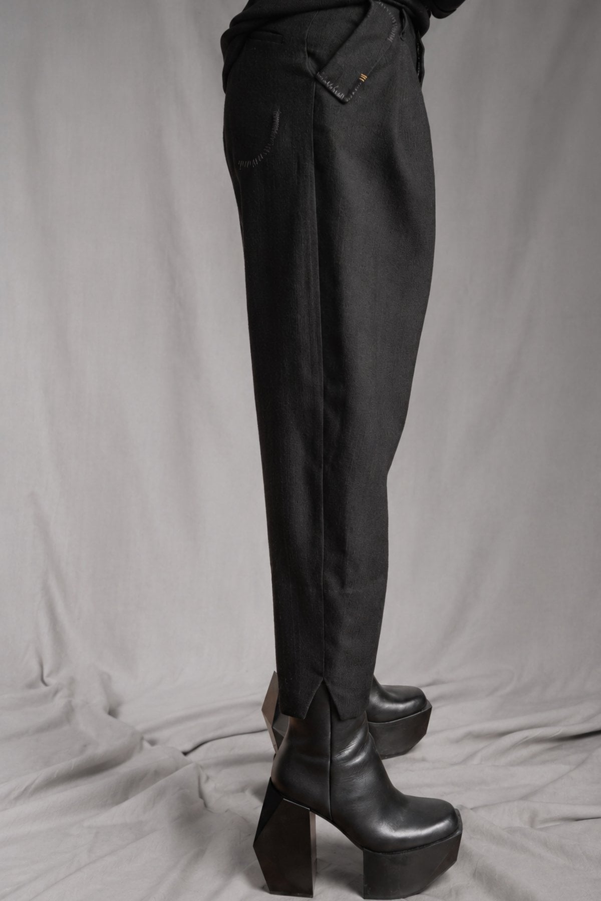 eigensinnig wien | Egon | Schwarze Designer-Wollhose mit Bundfalten und Tapered Fit