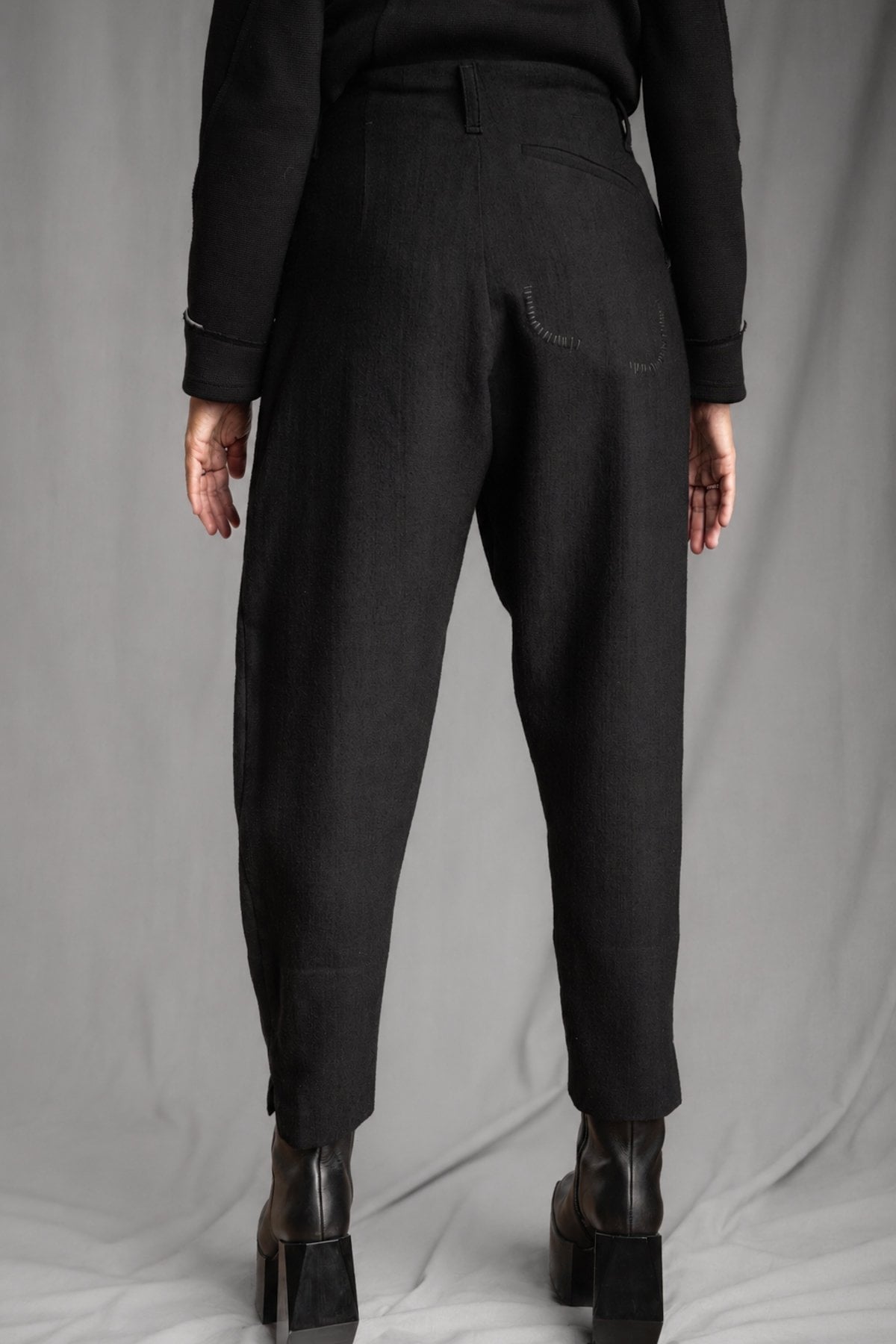 eigensinnig wien | Egon | Schwarze Designer-Wollhose mit Bundfalten und Tapered Fit