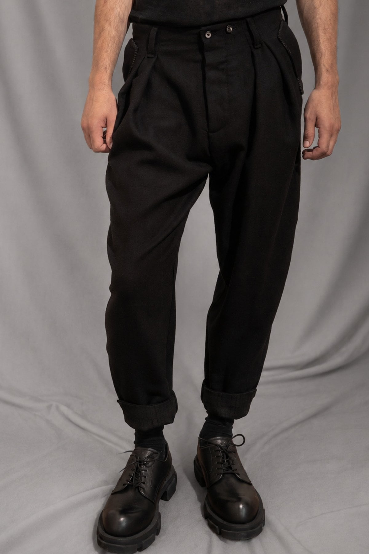 eigensinnig wien | Egon | Schwarze Designer-Wollhose mit Bundfalten und Tapered Fit