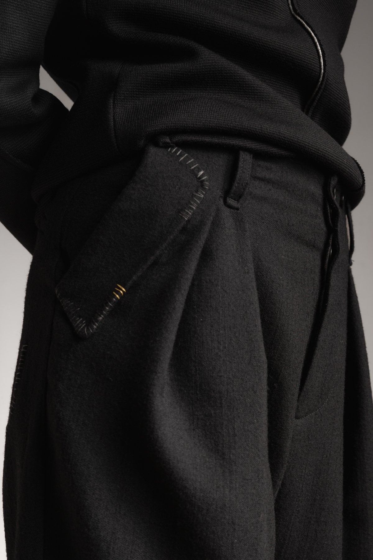 eigensinnig wien | Egon | Schwarze Designer-Wollhose mit Bundfalten und Tapered Fit