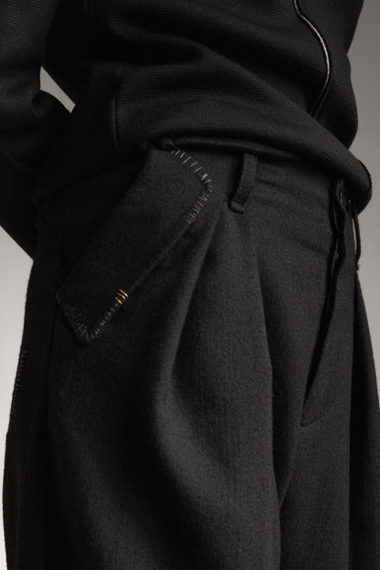 eigensinnig wien | Egon | Schwarze Designer-Wollhose mit Bundfalten und Tapered Fit