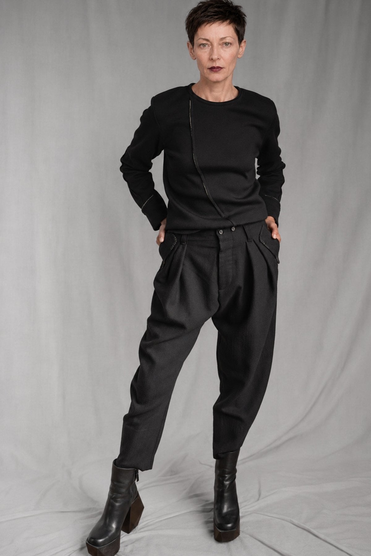 eigensinnig wien | Egon | Schwarze Designer-Wollhose mit Bundfalten und Tapered Fit