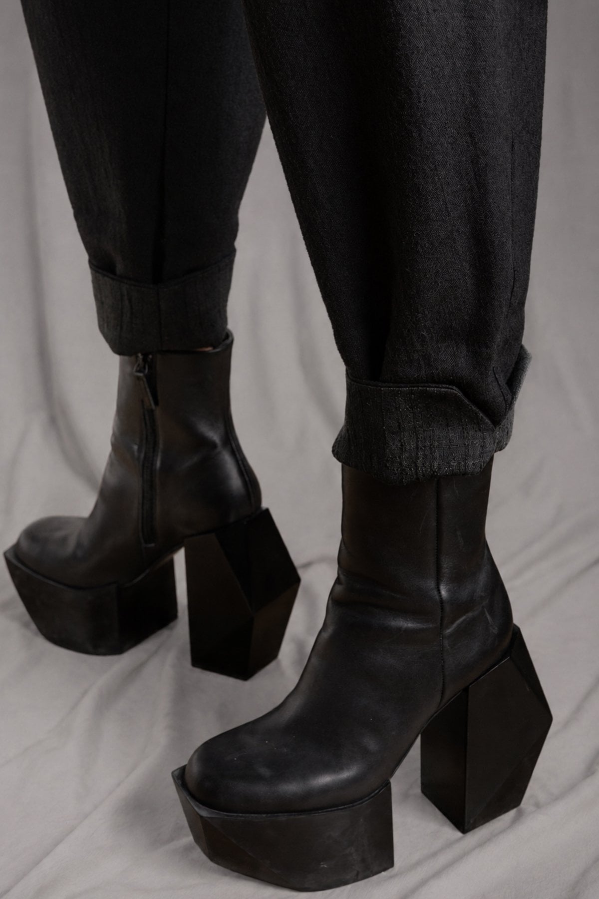 eigensinnig wien | Egon | Schwarze Designer-Wollhose mit Bundfalten und Tapered Fit