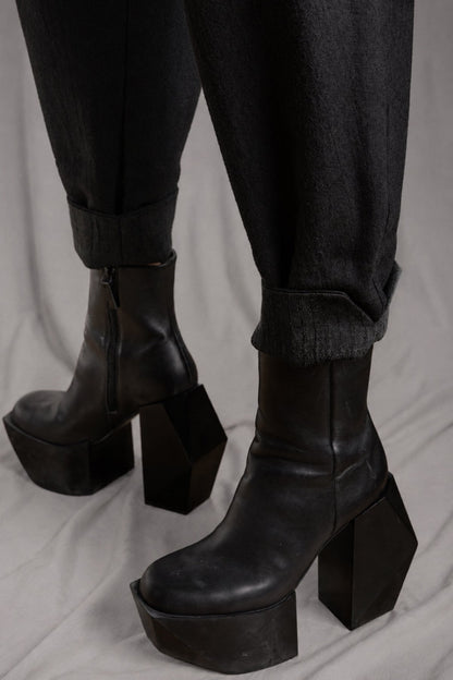 eigensinnig wien | Egon | Schwarze Designer-Wollhose mit Bundfalten und Tapered Fit
