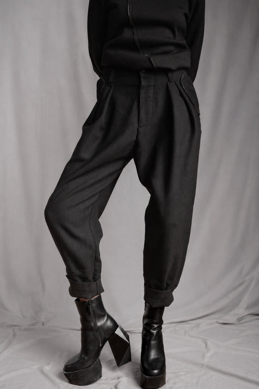 eigensinnig wien | Egon | Schwarze Designer-Wollhose mit Bundfalten und Tapered Fit