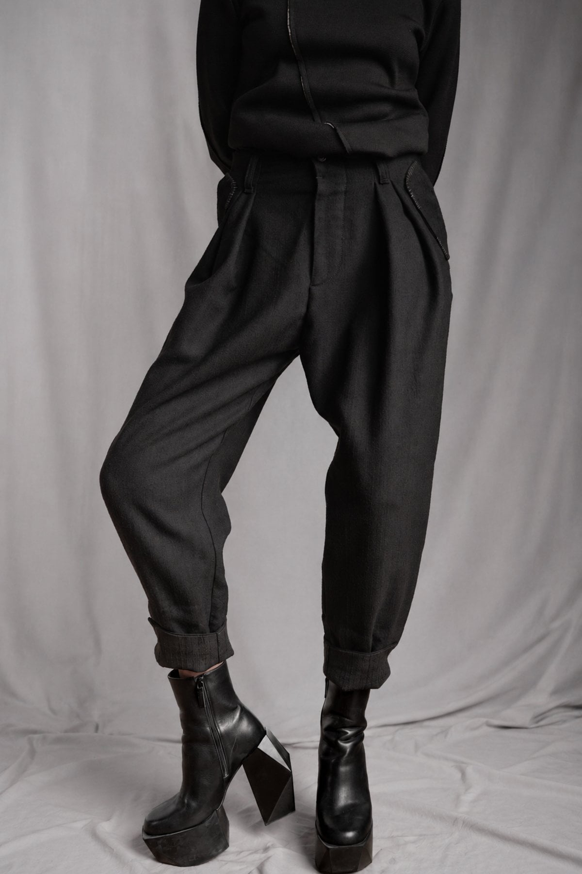 eigensinnig wien | Egon | Schwarze Designer-Wollhose mit Bundfalten und Tapered Fit