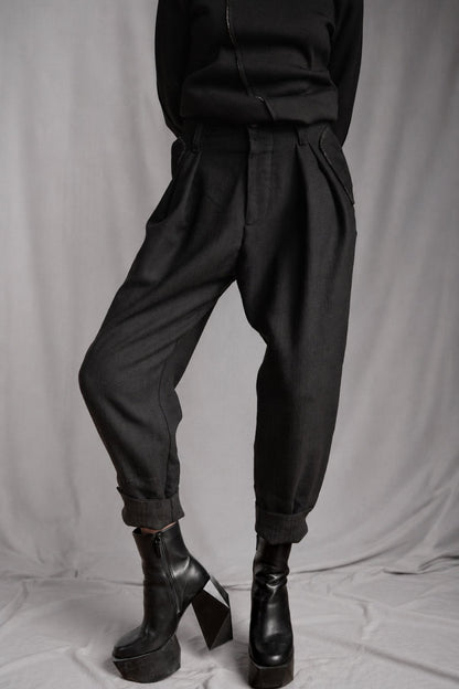 eigensinnig wien | Egon | Schwarze Designer-Wollhose mit Bundfalten und Tapered Fit