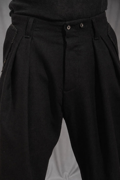 eigensinnig wien | Egon | Schwarze Designer-Wollhose mit Bundfalten und Tapered Fit