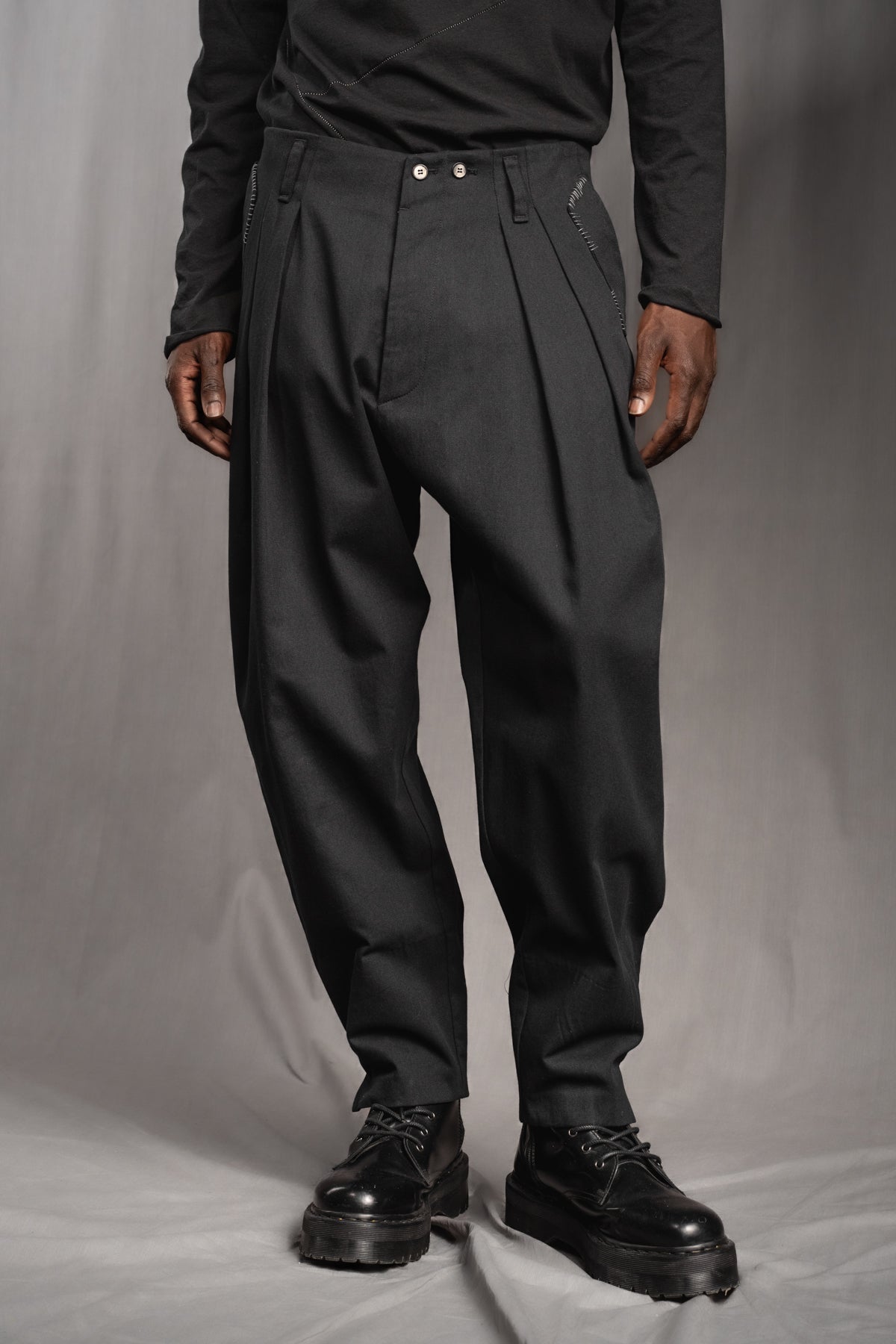 eigensinnig wien | Egon | Schwarze, weite Designerhose mit Bundfalten aus leichter Baumwolle