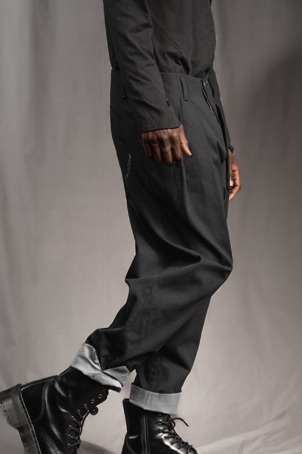 eigensinnig wien | Egon | Schwarze, weite Designerhose mit Bundfalten aus leichter Baumwolle