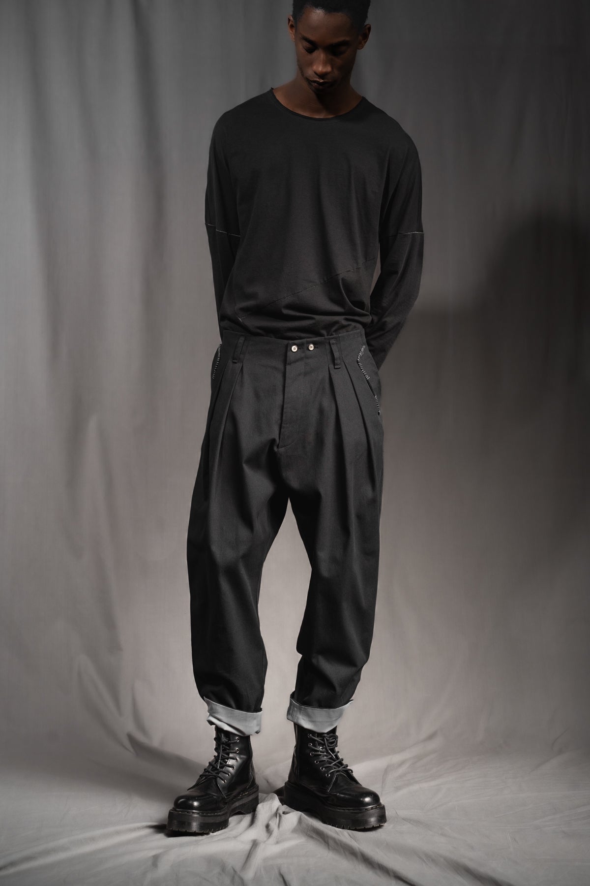 eigensinnig wien | Egon | Schwarze, weite Designerhose mit Bundfalten aus leichter Baumwolle