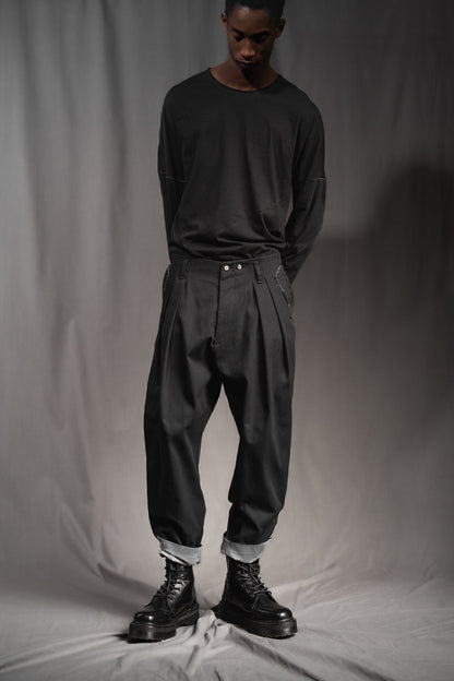 eigensinnig wien | Egon | Schwarze, weite Designerhose mit Bundfalten aus leichter Baumwolle