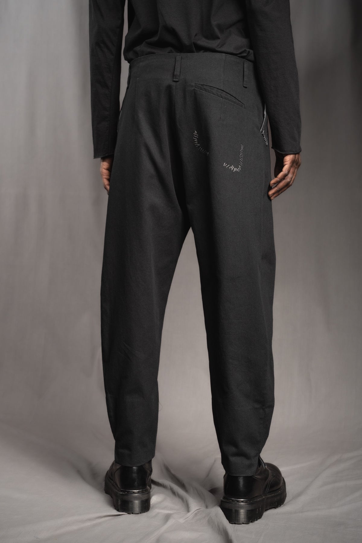 eigensinnig wien | Egon | Schwarze, weite Designerhose mit Bundfalten aus leichter Baumwolle