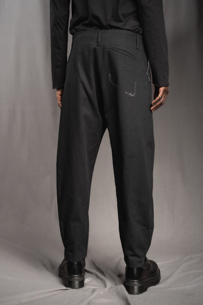 eigensinnig wien | Egon | Schwarze, weite Designerhose mit Bundfalten aus leichter Baumwolle