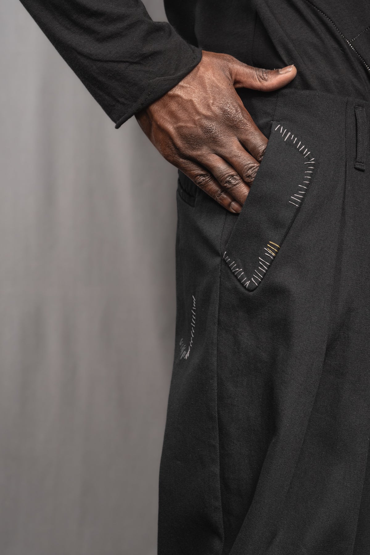 eigensinnig wien | Egon | Schwarze, weite Designerhose mit Bundfalten aus leichter Baumwolle