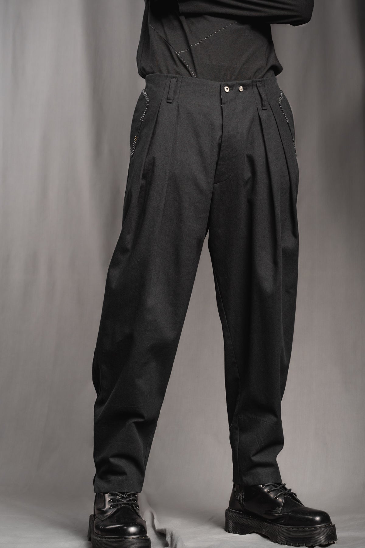 eigensinnig wien | Egon | Schwarze, weite Designerhose mit Bundfalten aus leichter Baumwolle