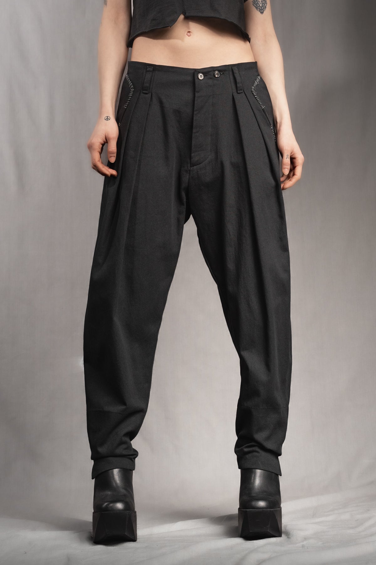 eigensinnig wien | Egon | Schwarze, weite Designerhose mit Bundfalten aus leichter Baumwolle