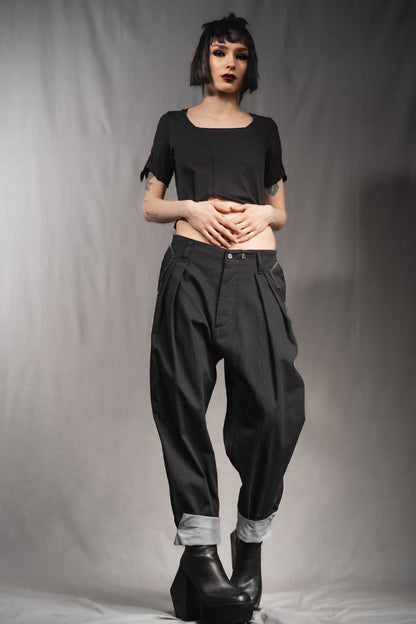 eigensinnig wien | Egon | Schwarze, weite Designerhose mit Bundfalten aus leichter Baumwolle